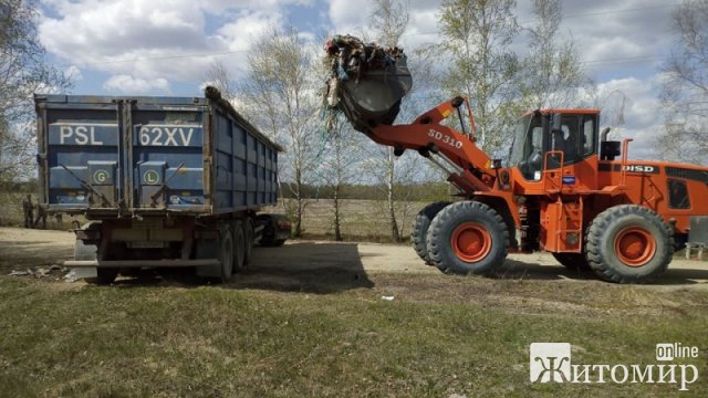 Сто тонн львівського сміття, яке вантажівки вигрузили на околиці села Житомирської області, прибрали. ФОТО