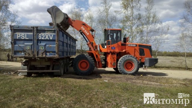 Сто тонн львівського сміття, яке вантажівки вигрузили на околиці села Житомирської області, прибрали. ФОТО