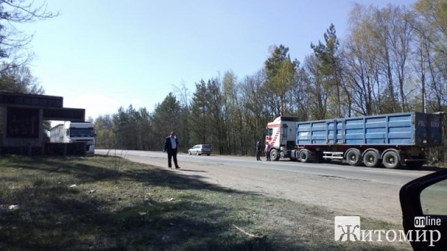 Сто тонн львівського сміття, яке вантажівки вигрузили на околиці села Житомирської області, прибрали. ФОТО