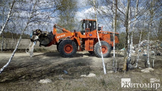 Сто тонн львівського сміття, яке вантажівки вигрузили на околиці села Житомирської області, прибрали. ФОТО