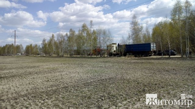 Сто тонн львівського сміття, яке вантажівки вигрузили на околиці села Житомирської області, прибрали. ФОТО