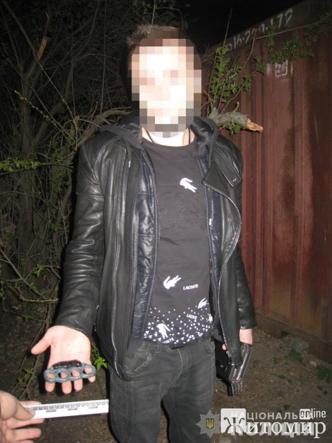  На одній з вулиць Бердичева правоохоронці зупинили 16-річного хлопця та виявили заборонений предмет. ФОТО