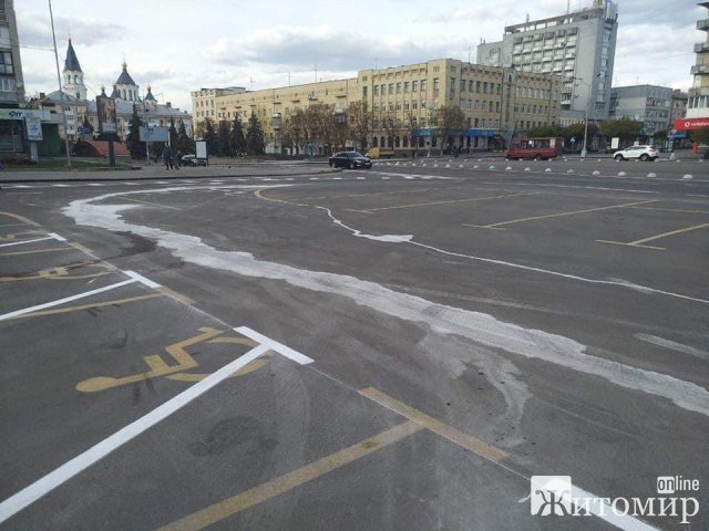 Неакуратна дорожня розмітка у Житомирі на майдані Соборному. ФОТО