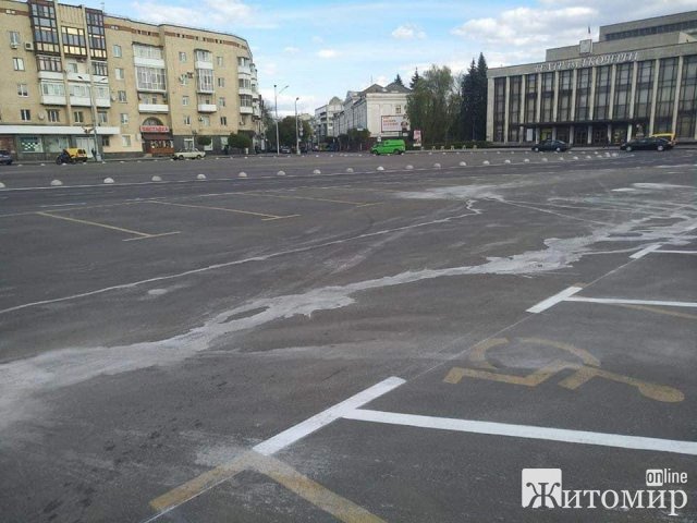 Неакуратна дорожня розмітка у Житомирі на майдані Соборному. ФОТО