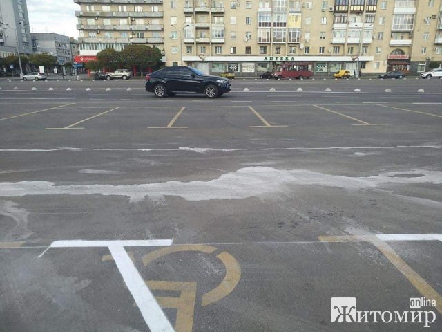 Неакуратна дорожня розмітка у Житомирі на майдані Соборному. ФОТО