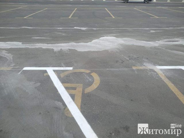 Неакуратна дорожня розмітка у Житомирі на майдані Соборному. ФОТО