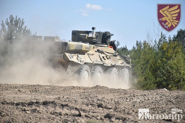  Як житомирські десантники водили бронетехніку та долали вогневу смугу перешкод. ФОТО