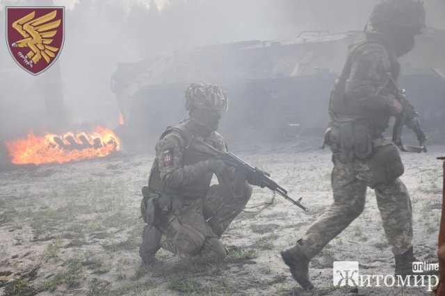  Як житомирські десантники водили бронетехніку та долали вогневу смугу перешкод. ФОТО