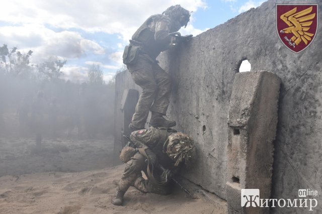  Як житомирські десантники водили бронетехніку та долали вогневу смугу перешкод. ФОТО