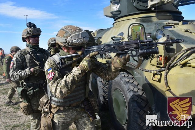  Як житомирські десантники водили бронетехніку та долали вогневу смугу перешкод. ФОТО