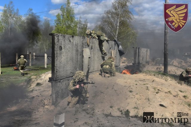  Як житомирські десантники водили бронетехніку та долали вогневу смугу перешкод. ФОТО