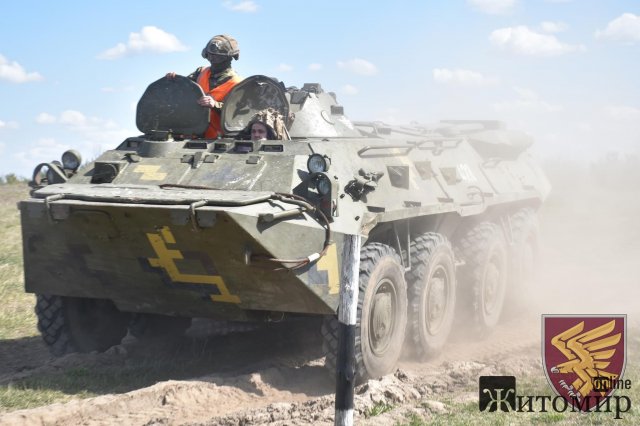  Як житомирські десантники водили бронетехніку та долали вогневу смугу перешкод. ФОТО