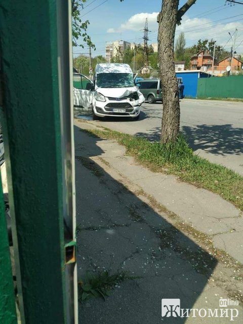 ДТП на Польовій у Житомирі: мікроавтобус зіштовхнувся з вантажівкою. ФОТО