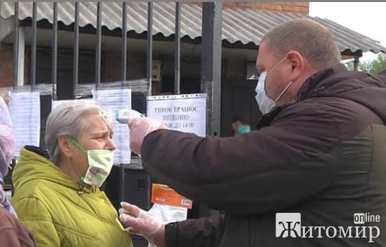 На Житньому ринку в Житомирі люди відмовляються міряти температуру та одягати маски. ФОТО На Житньому ринку в Житомирі люди відмовляються міряти температуру та одягати маски. ФОТО