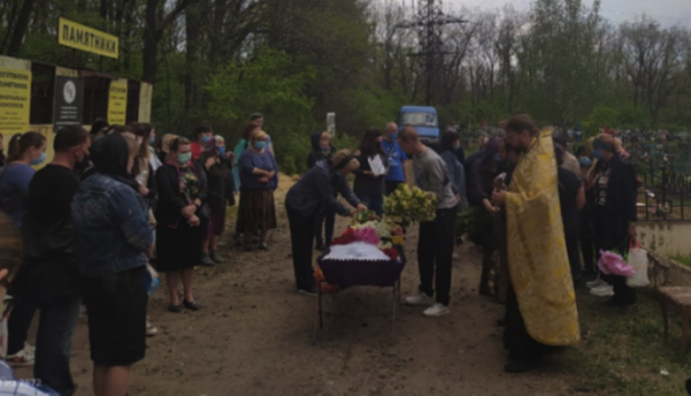 Поховали 13-річну дівчинку, яку вбила мама: “Була лесбіянкою, може ревнувала доньку до вчительки” Поховали 13-річну дівчинку, яку вбила мама: “Була лесбіянкою, може ревнувала доньку до вчительки”