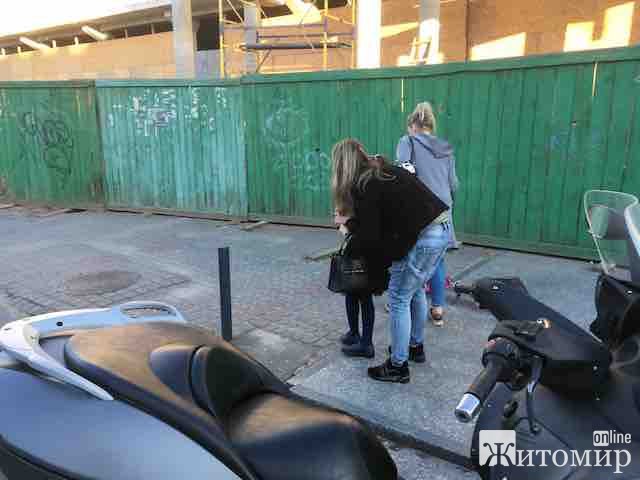 У центрі Житомира травмувалася маленька дівчинка. ФОТО У центрі Житомира травмувалася маленька дівчинка. ФОТО