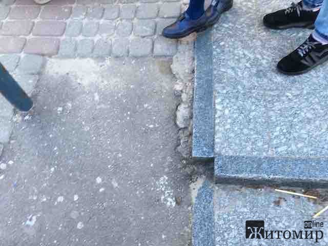 У центрі Житомира травмувалася маленька дівчинка. ФОТО У центрі Житомира травмувалася маленька дівчинка. ФОТО