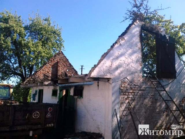 У селі Житомирської області разом із господарчею будівлею згоріли корова, поросята та кури У селі Житомирської області разом із господарчею будівлею згоріли корова, поросята та кури