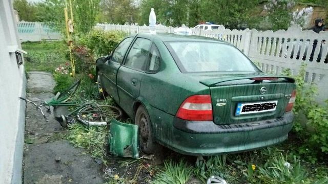 В Винницкой области пьяная девушка на Opel наехала на маму с двумя детьми. Фото В Винницкой области пьяная девушка на Opel наехала на маму с двумя детьми. Фото