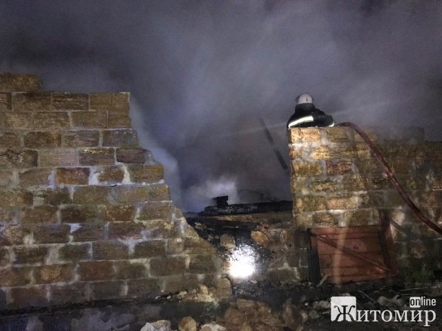 На Короленка у Житомирі понад 20 рятувальників гасили пожежу. ФОТО На Короленка у Житомирі понад 20 рятувальників гасили пожежу. ФОТО