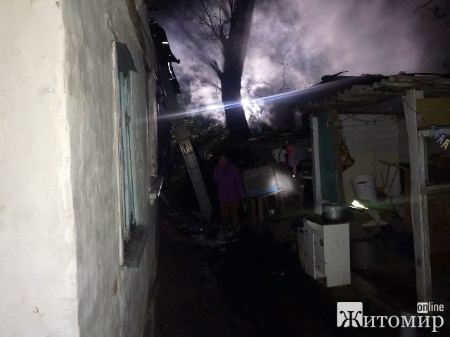На Короленка у Житомирі понад 20 рятувальників гасили пожежу. ФОТО На Короленка у Житомирі понад 20 рятувальників гасили пожежу. ФОТО