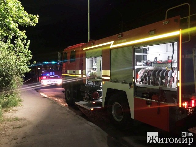 На Короленка у Житомирі понад 20 рятувальників гасили пожежу. ФОТО На Короленка у Житомирі понад 20 рятувальників гасили пожежу. ФОТО