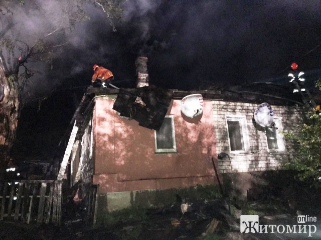 На Короленка у Житомирі понад 20 рятувальників гасили пожежу. ФОТО На Короленка у Житомирі понад 20 рятувальників гасили пожежу. ФОТО