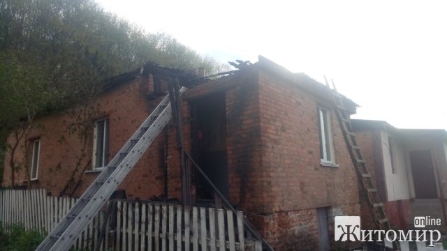  У селищі Житомирської області рятувальники вивели з палаючого будинку чоловіка. ФОТО