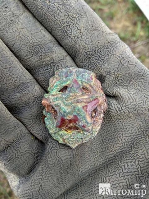 Пошуківці на Житомирщині відкопали рештки солдат РСЧА, поруч знаходились і речі. ФОТО