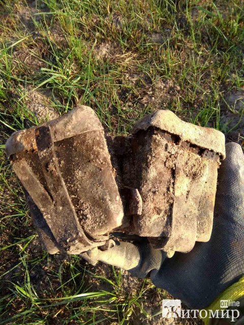 Пошуківці на Житомирщині відкопали рештки солдат РСЧА, поруч знаходились і речі. ФОТО