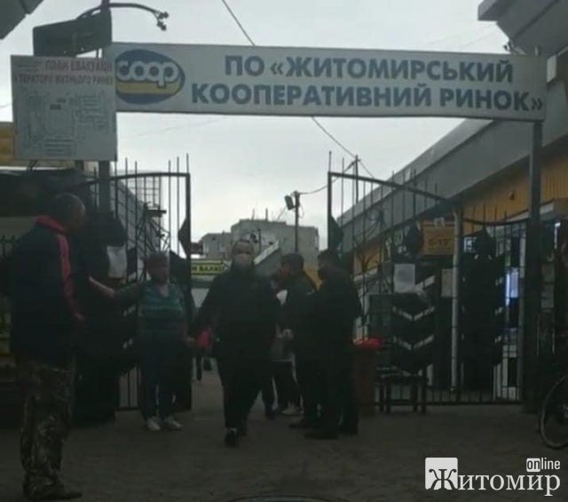 На Житньому ринку в Житомирі люди відмовляються міряти температуру та одягати маски. ФОТО