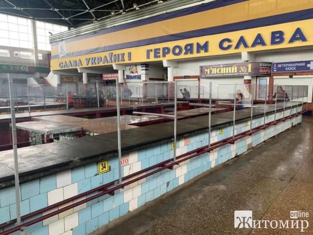 С 5 мая на Житнем рынке в Житомире начнёт работать мясной павильон. Установлены перегородки.ФОТО