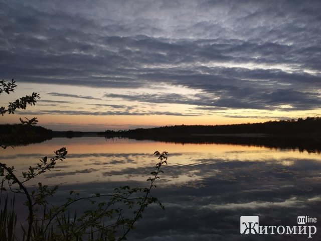Дзеркальне відображення хмар у річці Тетерів. Житомирський район