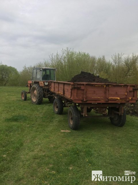 На Житомирщині поліцейські з екологами затримали чоловіка, який перевозив ґрунт. ФОТО