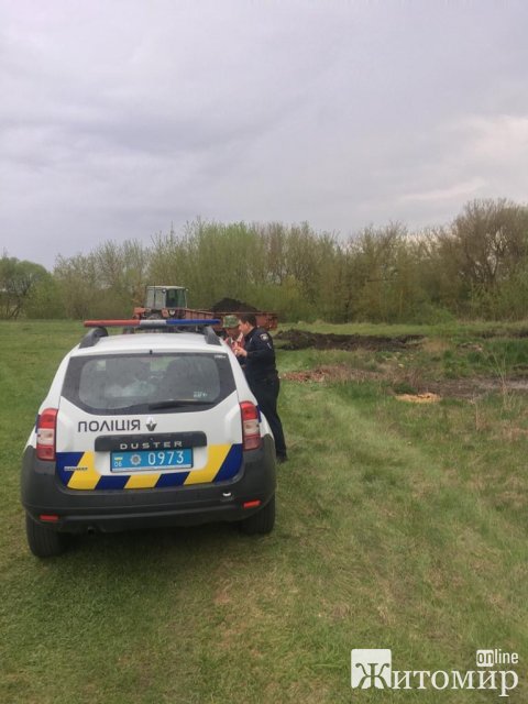 На Житомирщині поліцейські з екологами затримали чоловіка, який перевозив ґрунт. ФОТО
