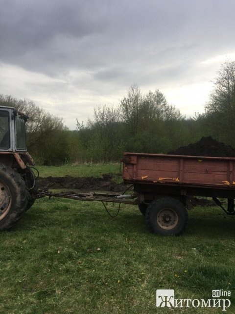 На Житомирщині поліцейські з екологами затримали чоловіка, який перевозив ґрунт. ФОТО