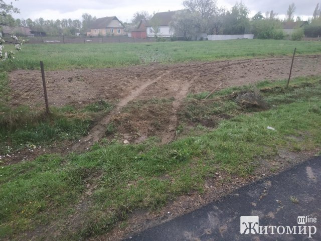  У селі Житомирської області невідома особа на автомобілі "пролетіла" городиною місцевого жителя та наслідила. ФОТО