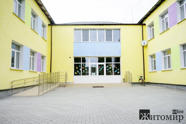 В одному з районів Житомирської області підрядна організація "зхалтурила", ремонтуючи дитсадок. ФОТО