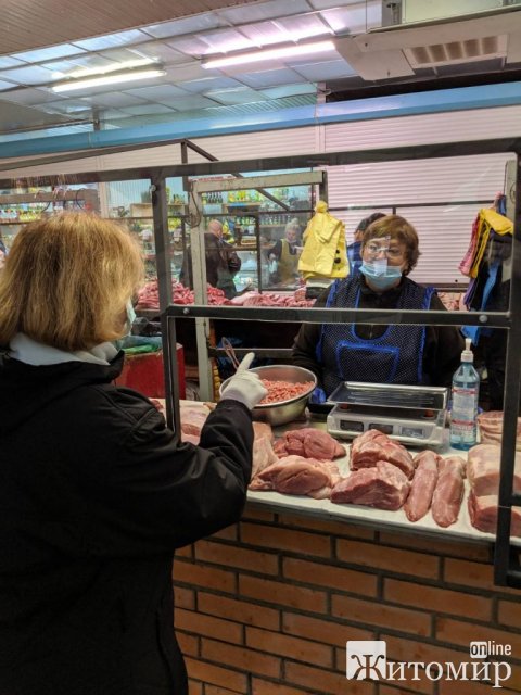Як спеціалісти Держпродспоживслужби перевіряють ринки у Житомирській області в умовах карантину. ФОТО