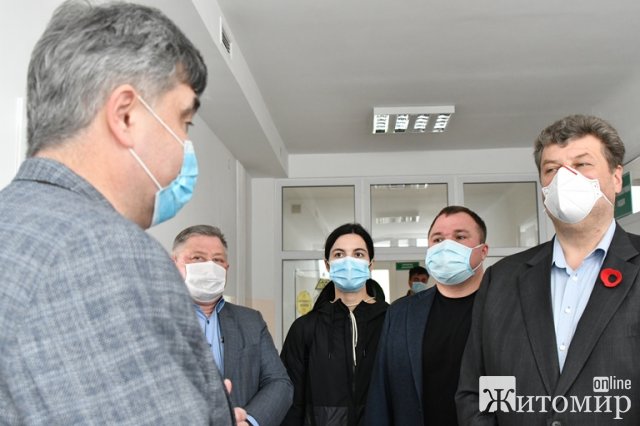  У спецлабораторії в обласній лікарні Житомира робитимуть до 35 аналізів на коронавірус на добу. ФОТО