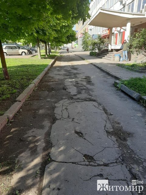 Житомиряни нарікають на "вбиті" тротуари поблизу Глобала. ФОТО