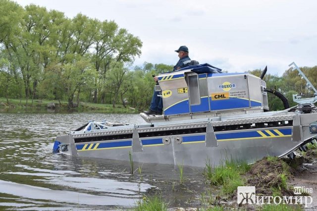   До Коростеня привезли "амфібію" для очищення річки. ФОТО