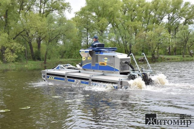   До Коростеня привезли "амфібію" для очищення річки. ФОТО