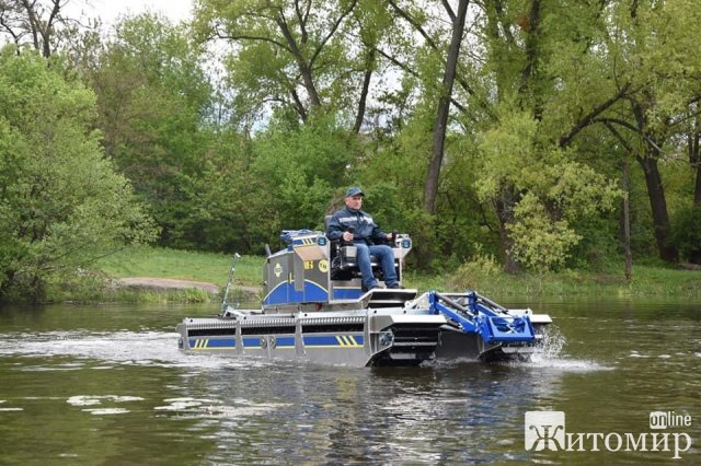   До Коростеня привезли "амфібію" для очищення річки. ФОТО