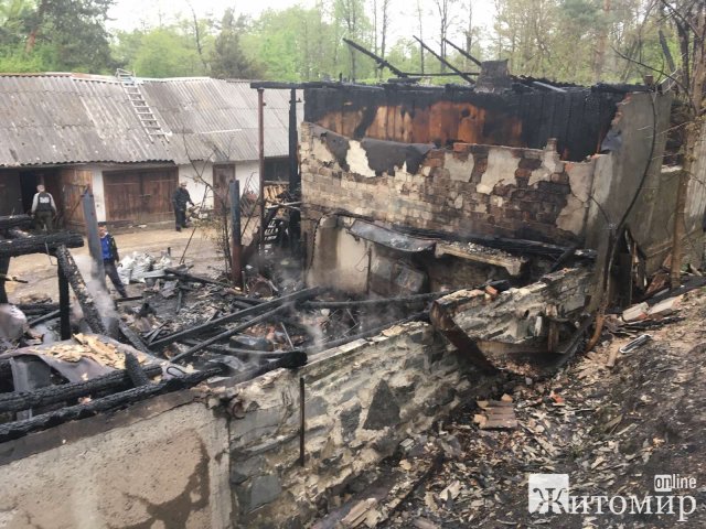 На Малинщині вогонь охопив гаражі, згоріли: автомобіль, два мопеда та три велосипеди. ФОТО