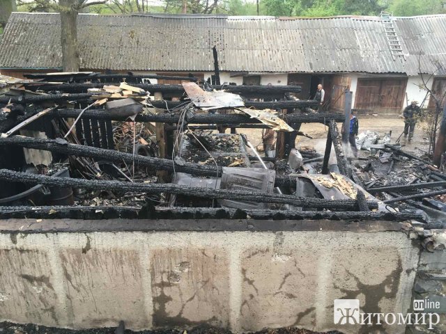 На Малинщині вогонь охопив гаражі, згоріли: автомобіль, два мопеда та три велосипеди. ФОТО