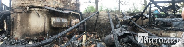 На Малинщині вогонь охопив гаражі, згоріли: автомобіль, два мопеда та три велосипеди. ФОТО