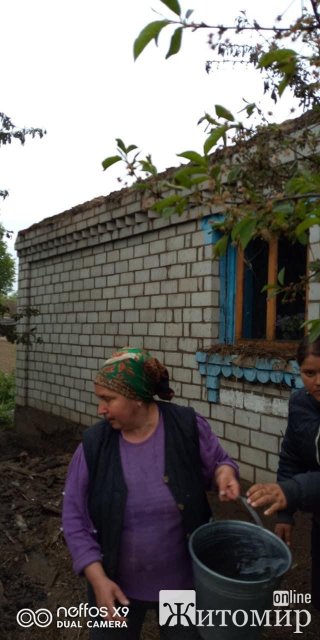 У селі Любарського району згорів будинок: без житла лишилися 11 осіб. ФОТО