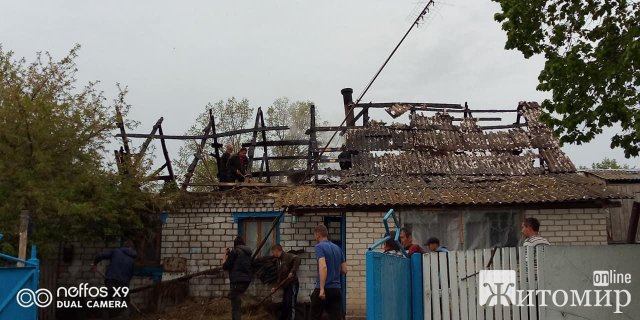 У селі Любарського району згорів будинок: без житла лишилися 11 осіб. ФОТО