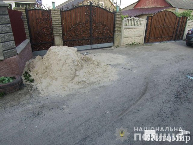  У Новограді-Волинському 16-річний хлопець з маленькою дівчинкою на мопеді врізалися в паркан. ФОТО